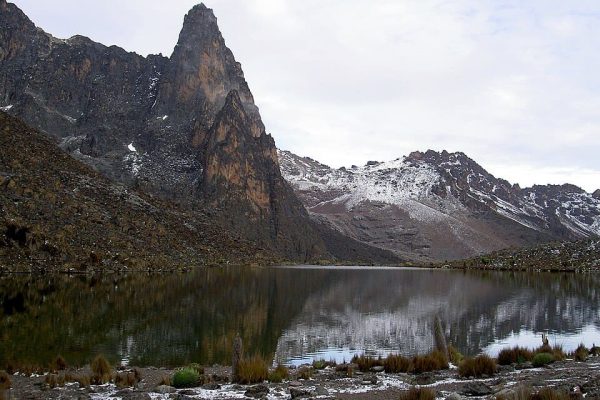 960px-Hut_tarn_4500m_and_Midget_Peak_Mt_Kenya
